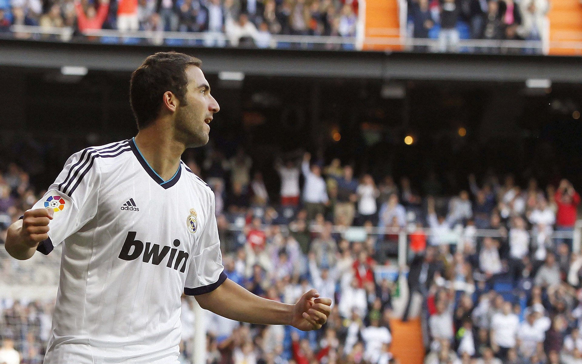 比赛中出现战术新尝试形成边中结合提升攻击威胁程度